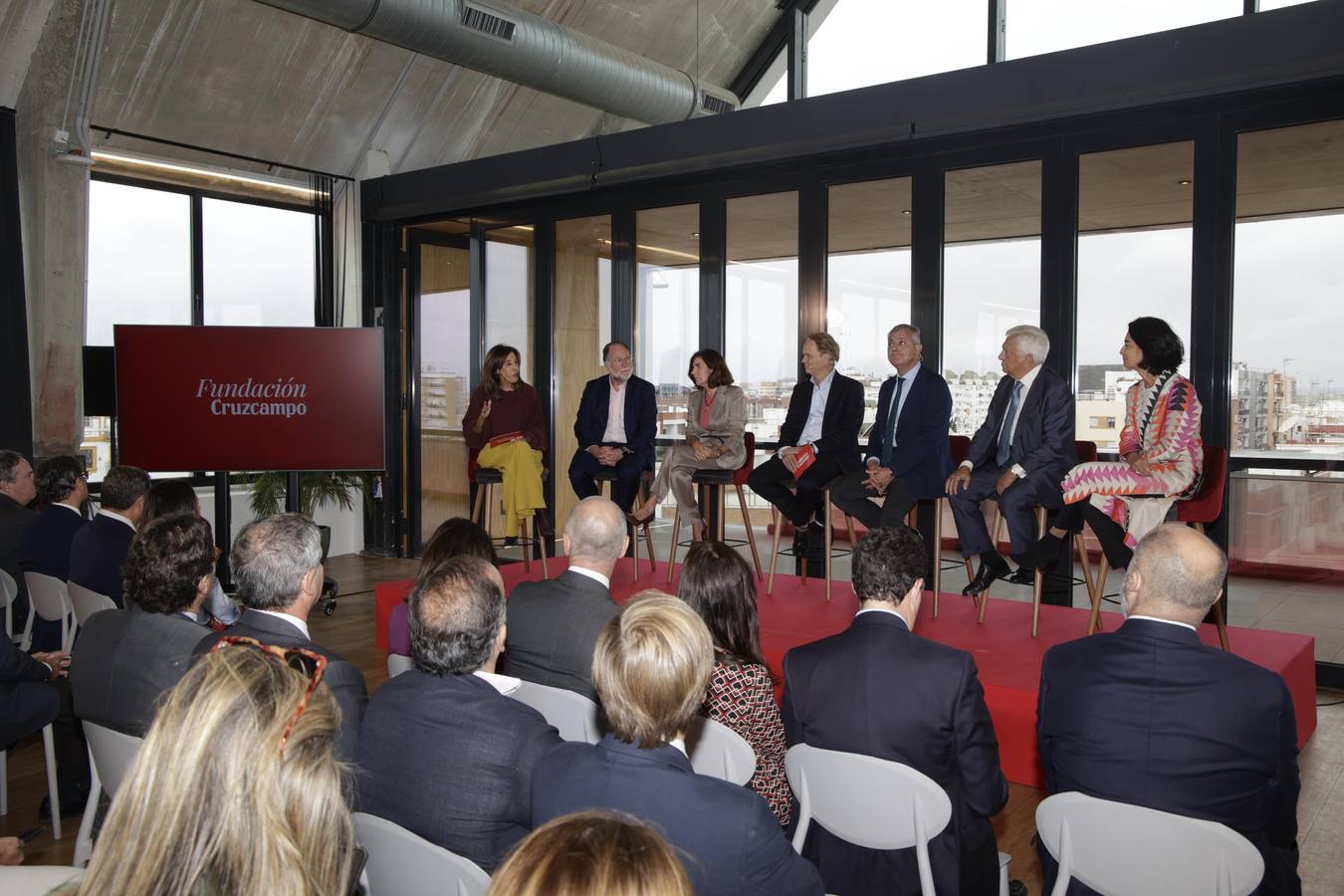 A la inauguración han asistido Rocío Blanco, consejera de Empleo, Empresa y Trabajo Autónomo; José Luis Sanz, alcalde de Sevilla; Carmen Ponce, presidenta de la Fundación Cruzcampo; Francisco Herrero, presidente de la Cámara de Comercio; y Etienne Strijp, presidente ejecutivo de Heineken España