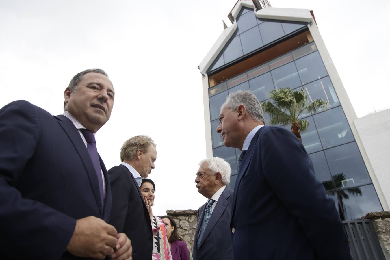 A la inauguración han asistido Rocío Blanco, consejera de Empleo, Empresa y Trabajo Autónomo; José Luis Sanz, alcalde de Sevilla; Carmen Ponce, presidenta de la Fundación Cruzcampo; Francisco Herrero, presidente de la Cámara de Comercio; y Etienne Strijp, presidente ejecutivo de Heineken España