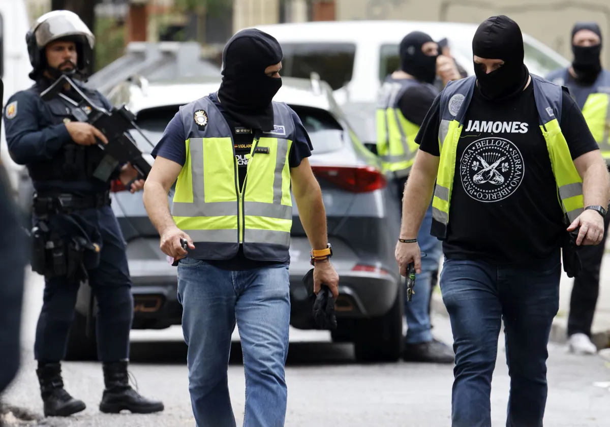 Agentes de la Policía Nacional, este miércoles en la barriada de Murillo de las Tres Mil Viviendas