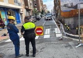 El riesgo de hundimiento de una obra obliga a cortar el cruce entre las calles Trabajo y Constancia, en Triana