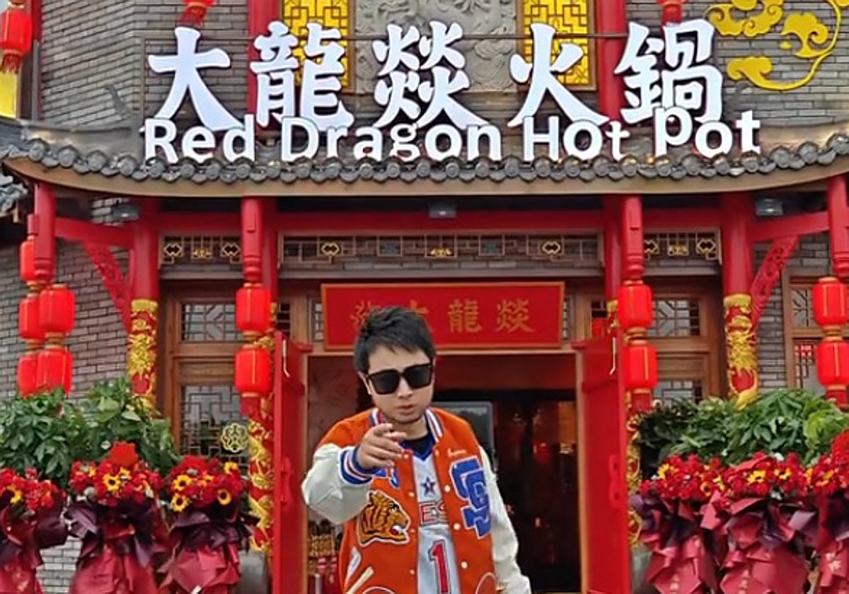 Chen delante del Red Dragon Hot Pot