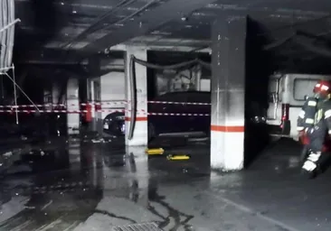 Un coche eléctrico en carga provoca un incendio que calcina varios coches y deja sin luz ni agua a una zona de Pino Montano, en Sevilla