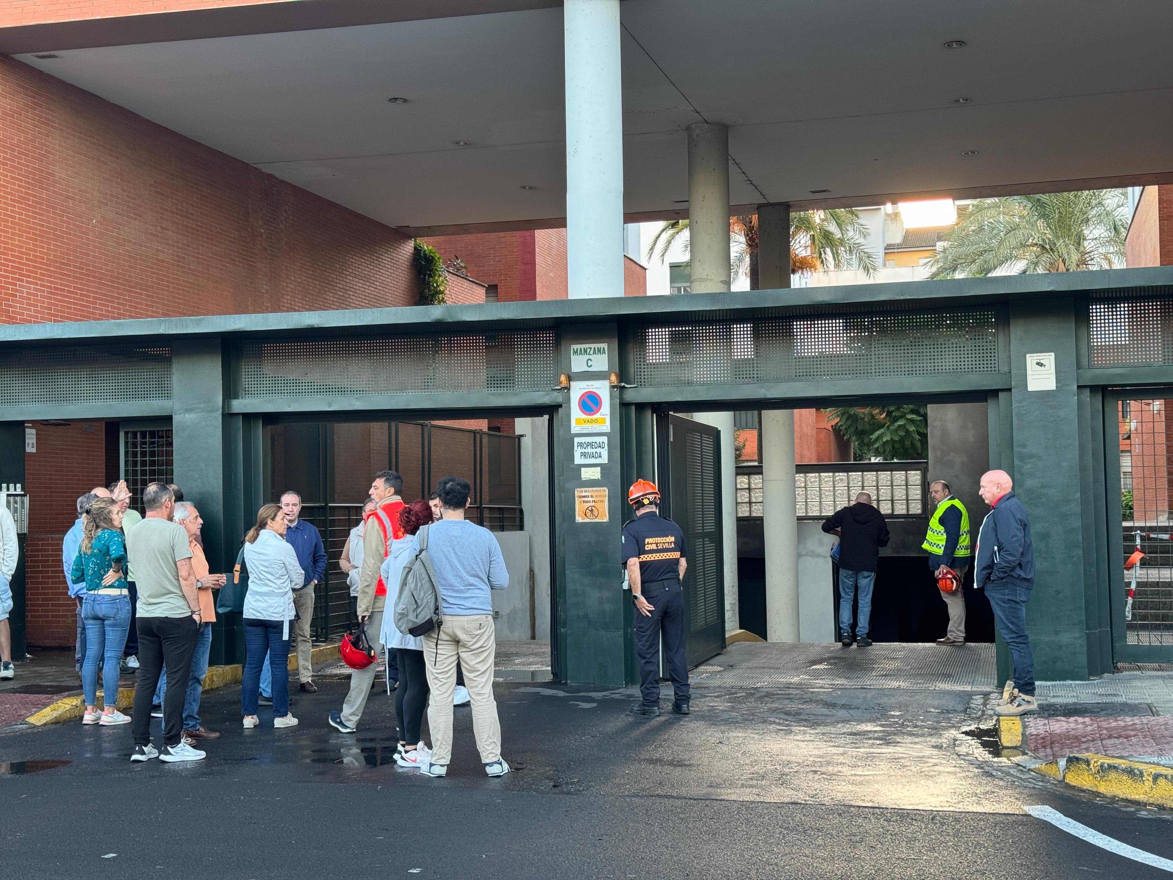 Los vecinos, a las puertas del garaje incendiado