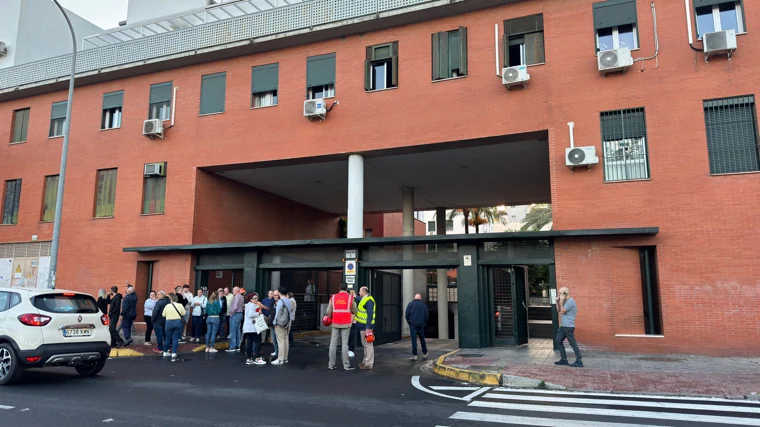 Vecinos de los bloques afectados se han congregado en la entrada del garaje