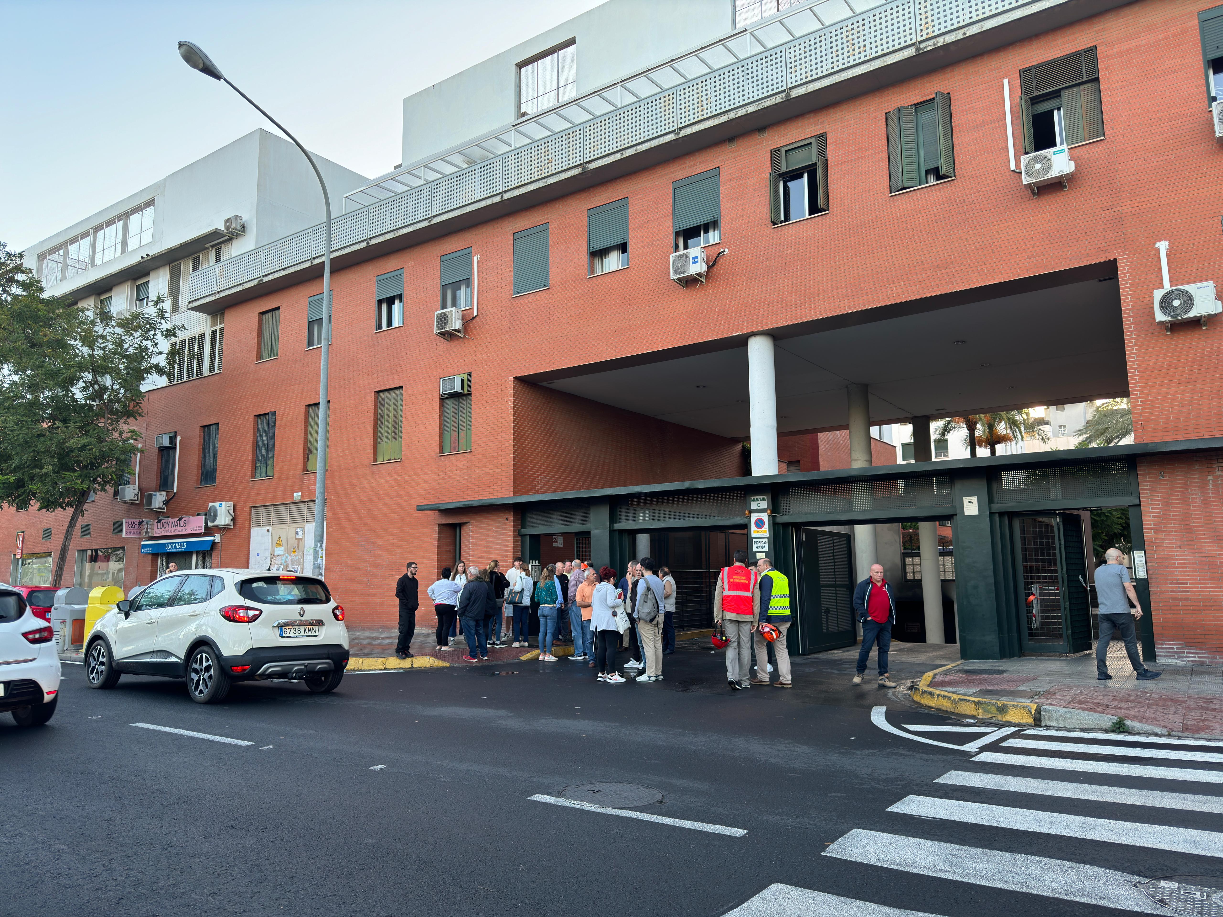 Los vecinos, a las puertas del garaje incendiado