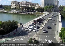 Corte parcial del puente de los Remedios de Sevilla para la reparación de una farola