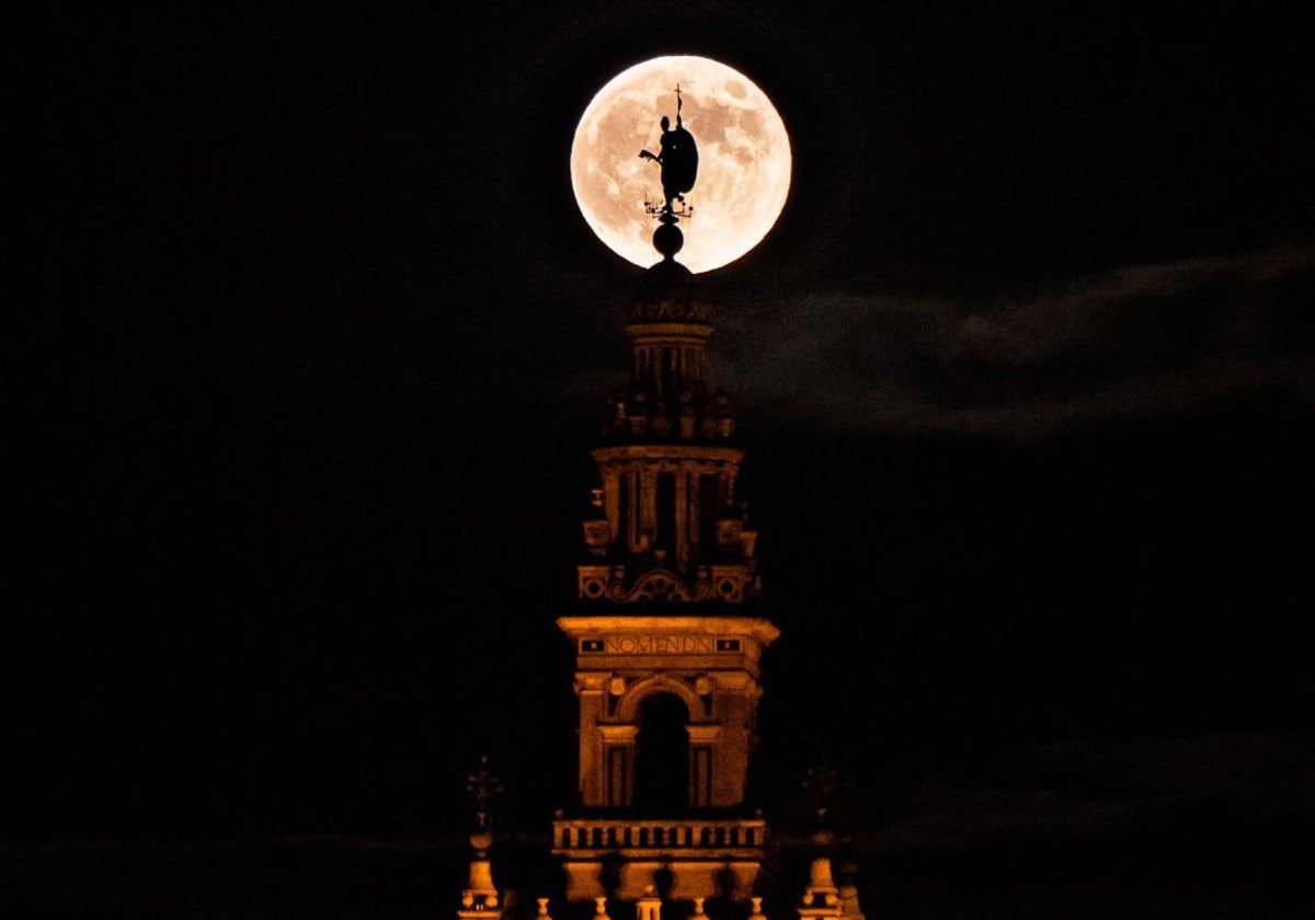 La superluna recortando la figura del Giraldillo