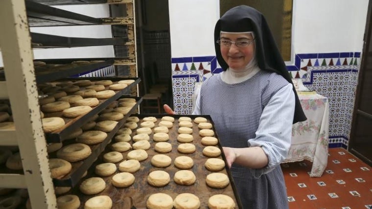 Una religiosa con una bandeja de dulces en el Convento de Santa María de Jesús