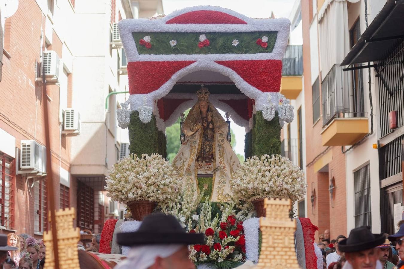 Uno de los momentos de la romería este domingo de la Virgen de Valme, acompañada de carrozas y fieles