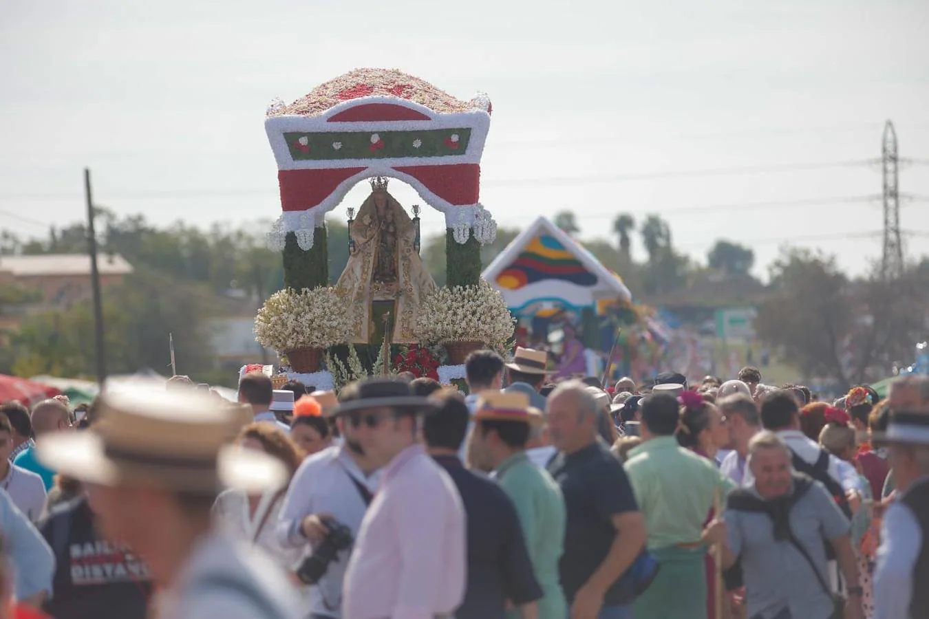 Uno de los momentos de la romería este domingo de la Virgen de Valme, acompañada de carrozas y fieles