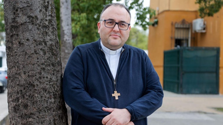 El párroco de las Tres Mil Viviendas de Sevilla: «Sacaron la comisaría del barrio y la cierran a las 9 de la noche, cuando todo empieza aquí»