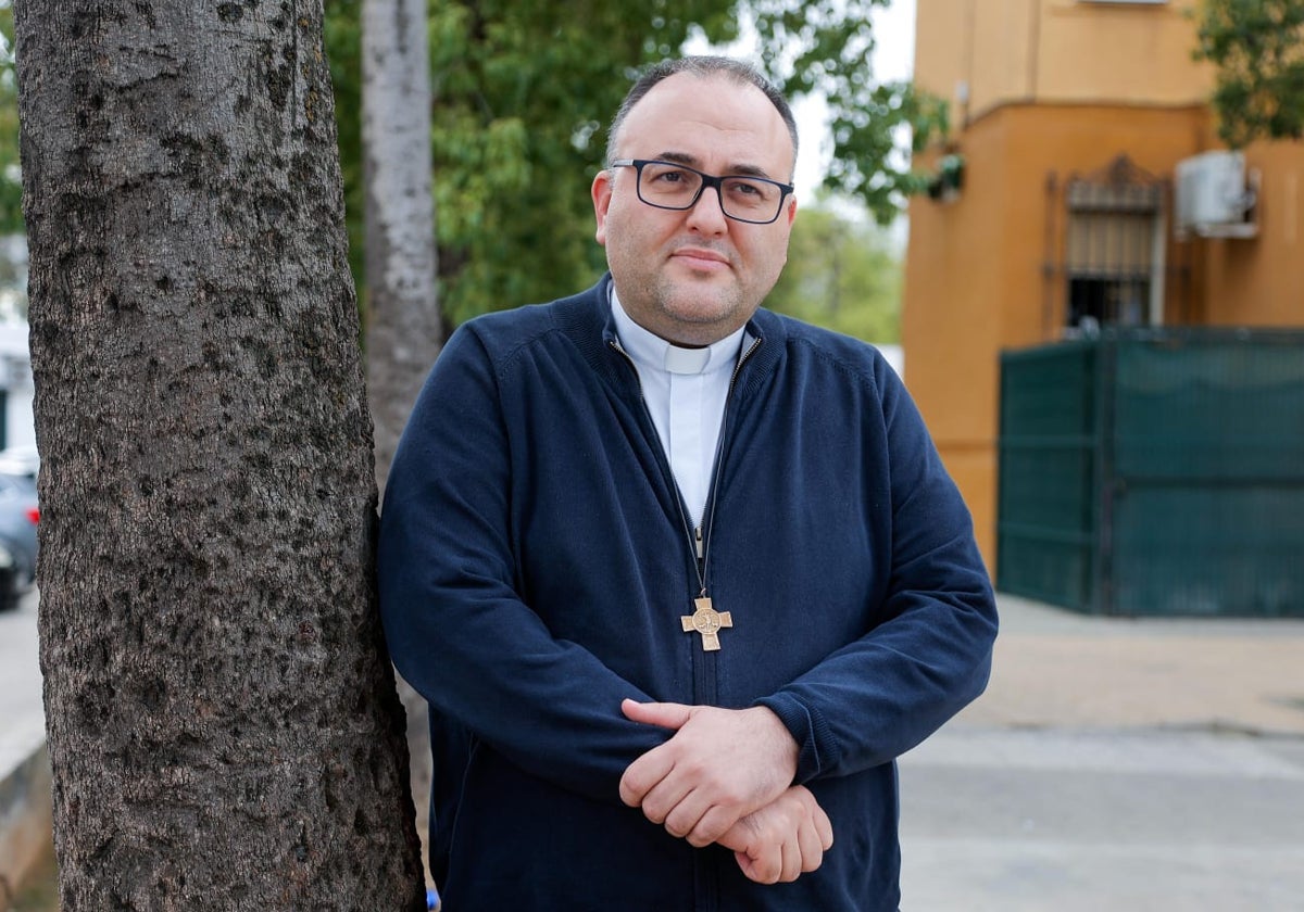 Sergio Codera junto a la iglesia de Jesús Obrero, cercana a las Tres Mil Viviendas