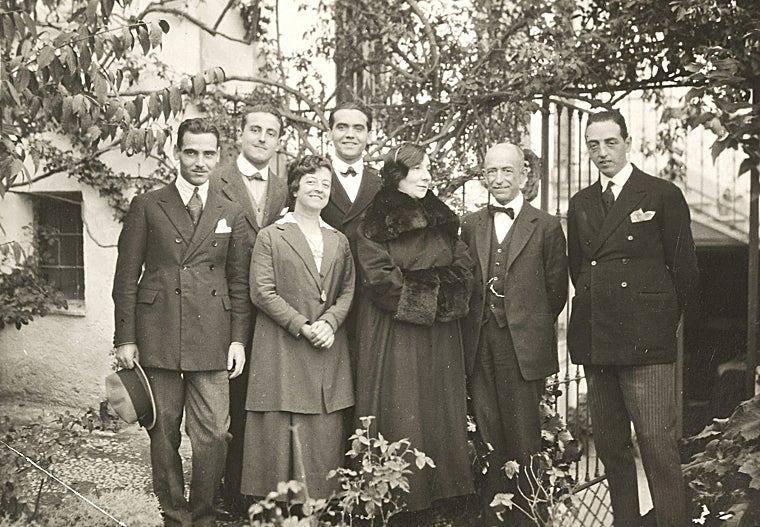 Francisco García Lorca, Antonio Luna, María del Carmen de Falla, Federico García Lorca, Wanda Landowska, Manuel de Falla y el doctor José Segura en Granada en 1922