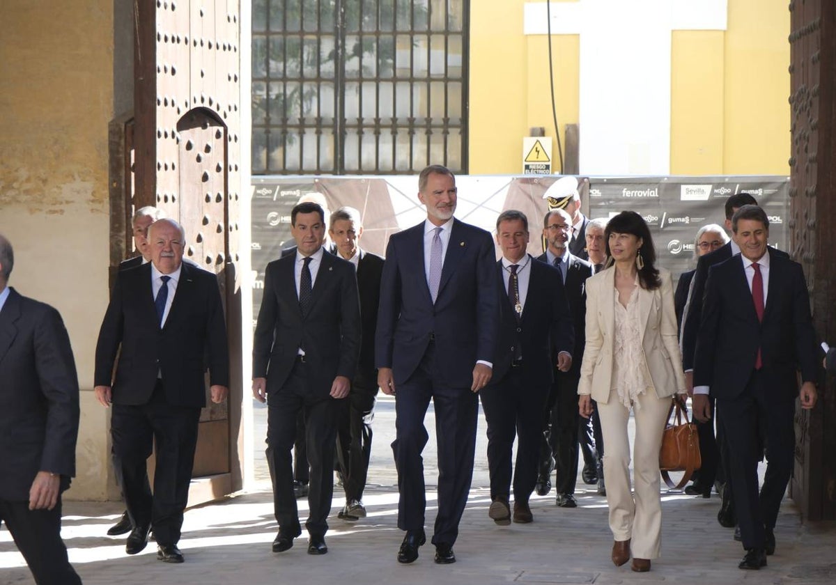 El Rey llegando a la Fábrica de Artillería para inaugurar la exposición