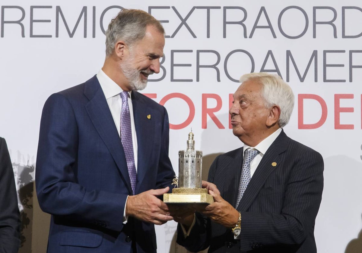 La entrega del premio Torre del Oro al Rey ha tenido lugar en el Real Alcázar de Sevilla