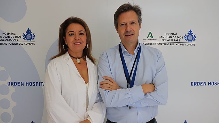 Yolanda Torres, directora médica, y Serafín Moro, director de TIC del San Juan de Dios del Aljarafe