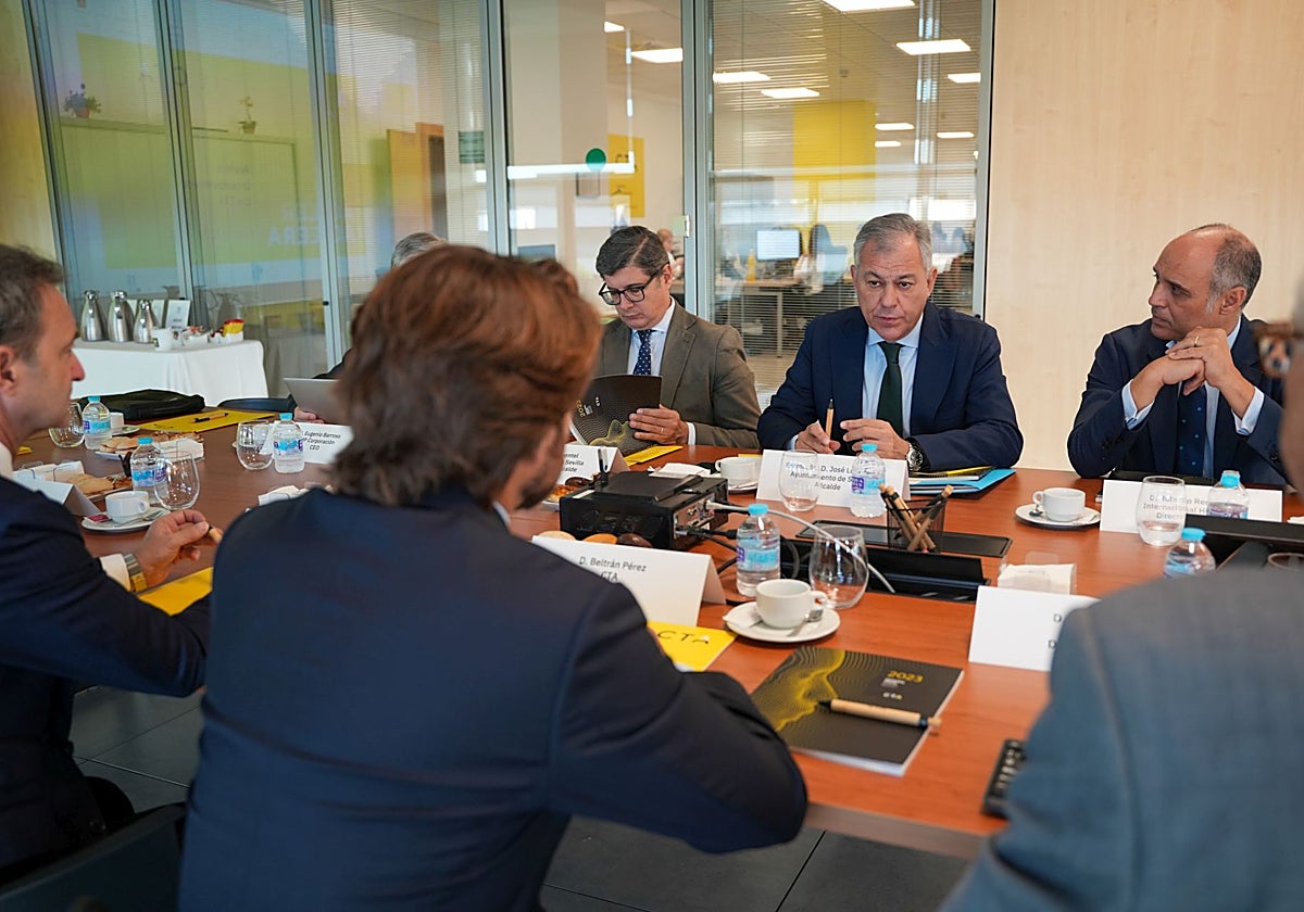 El alcalde durante la reunón con los directivos de CTA