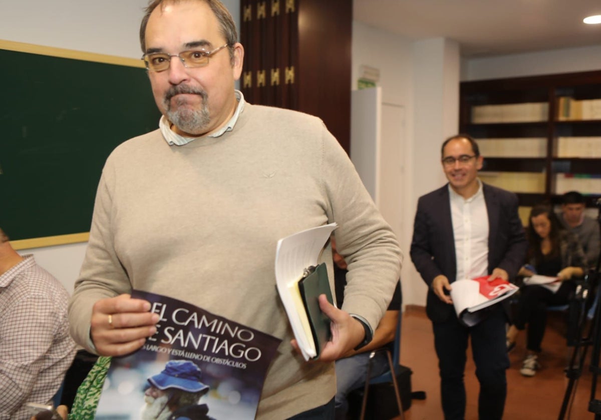 Miguel Ángel Carbajo y Francisco José Sánchez Heras (al fondo) durante la presentación