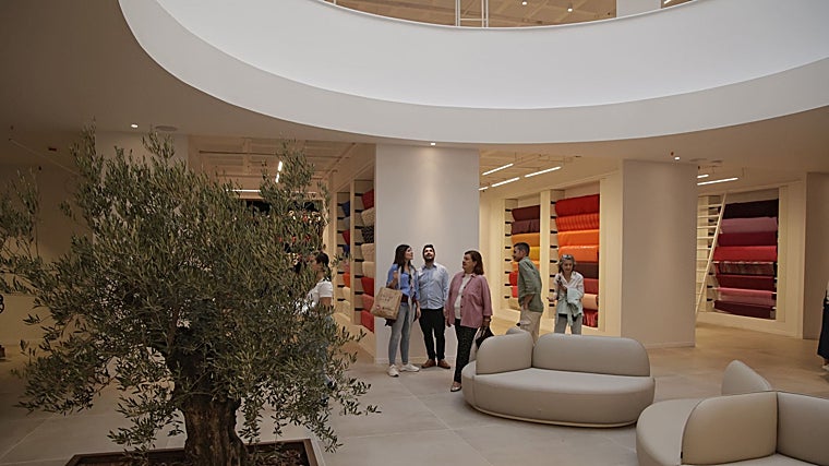 El nuevo modelo de tienda de Galerías Madrid en la calle Cuna de Sevilla será replicado en otros establecimientos de Almacenes Arias
