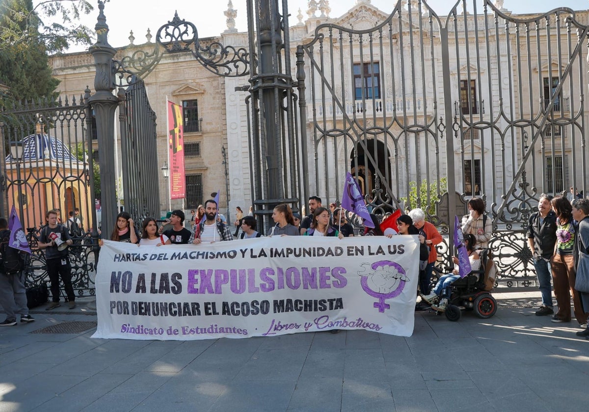 Manifestantes a las puertas del Rectorado