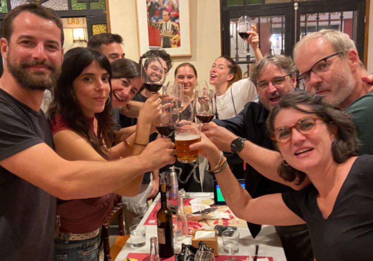 Jordi Évole con su equipo en el bar Las Teresas de Sevilla