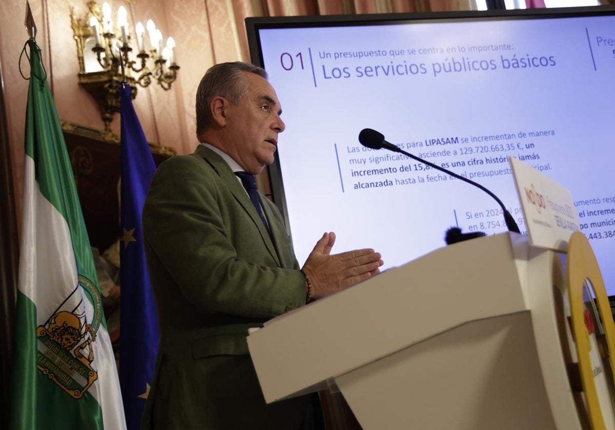 El delegado de Hacienda del Ayuntamiento de Sevilla, Juan Bueno, presenta los presupuestos