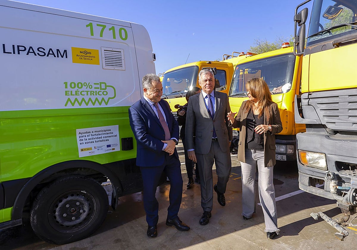 José Luis Sanz, junto a Evelia Rincón, en el parque de Lipasam de Torneo