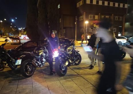 Imagen secundaria 1 - Las carreras ilegales de coches y motos toman la Cartuja ante la falta de controles policiales