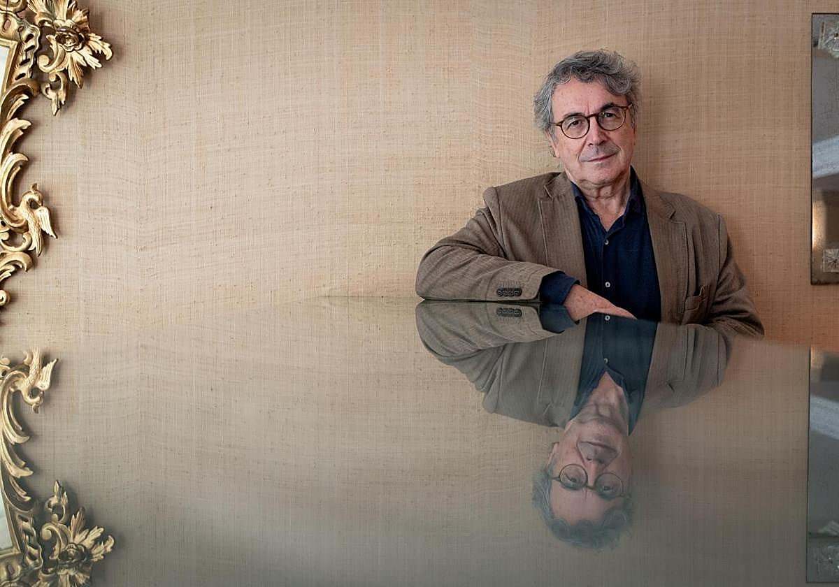 Andrés Trapiello durante la entrevista con ABC en el hotel Inglaterra de Sevilla