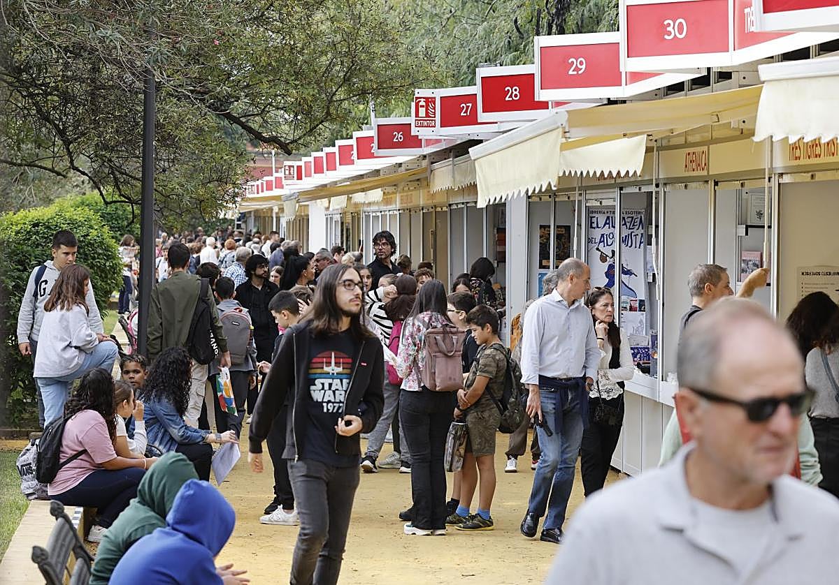 Ambiente en los Jardines de Murillo, donde se celebra la edición 2024 de la Feria del Libro de Sevilla