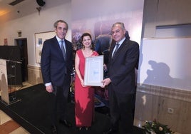 Lola Pons recibe en la Casa de ABC de Sevilla el XXIV Premio Joaquín Romero Murube