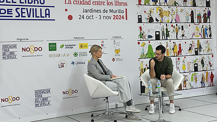 José Luis Sastre ha presentado su novela 'Las frases robadas' en conversación con la profesora sevillana Rocío Rojas-Marcos