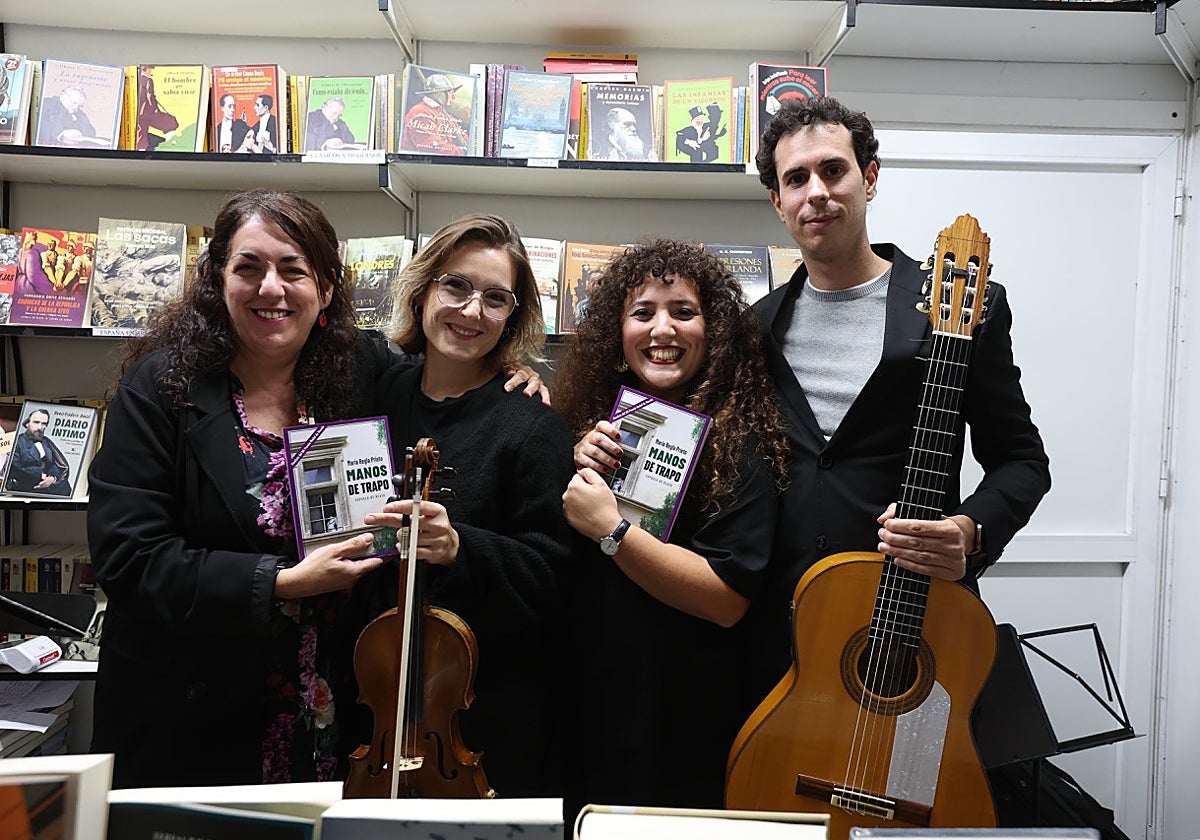 María Regla Prieto junto a los músicos