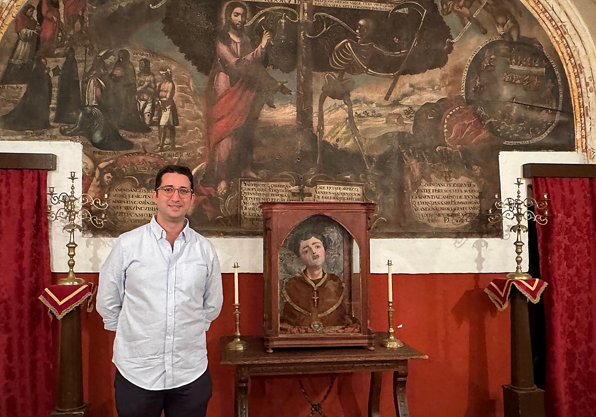 Antonio Bohórquez, hermano mayor del Santo Entierro de Arahal junto al mural del Árbol de la Vida