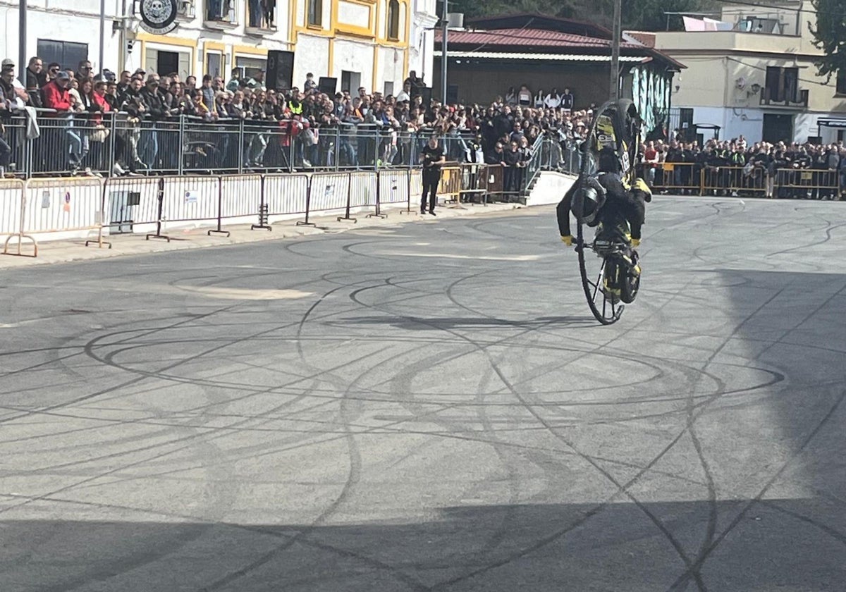 Una de las acrobacias del stuntrider AV Campos en su última actuación en Constantina