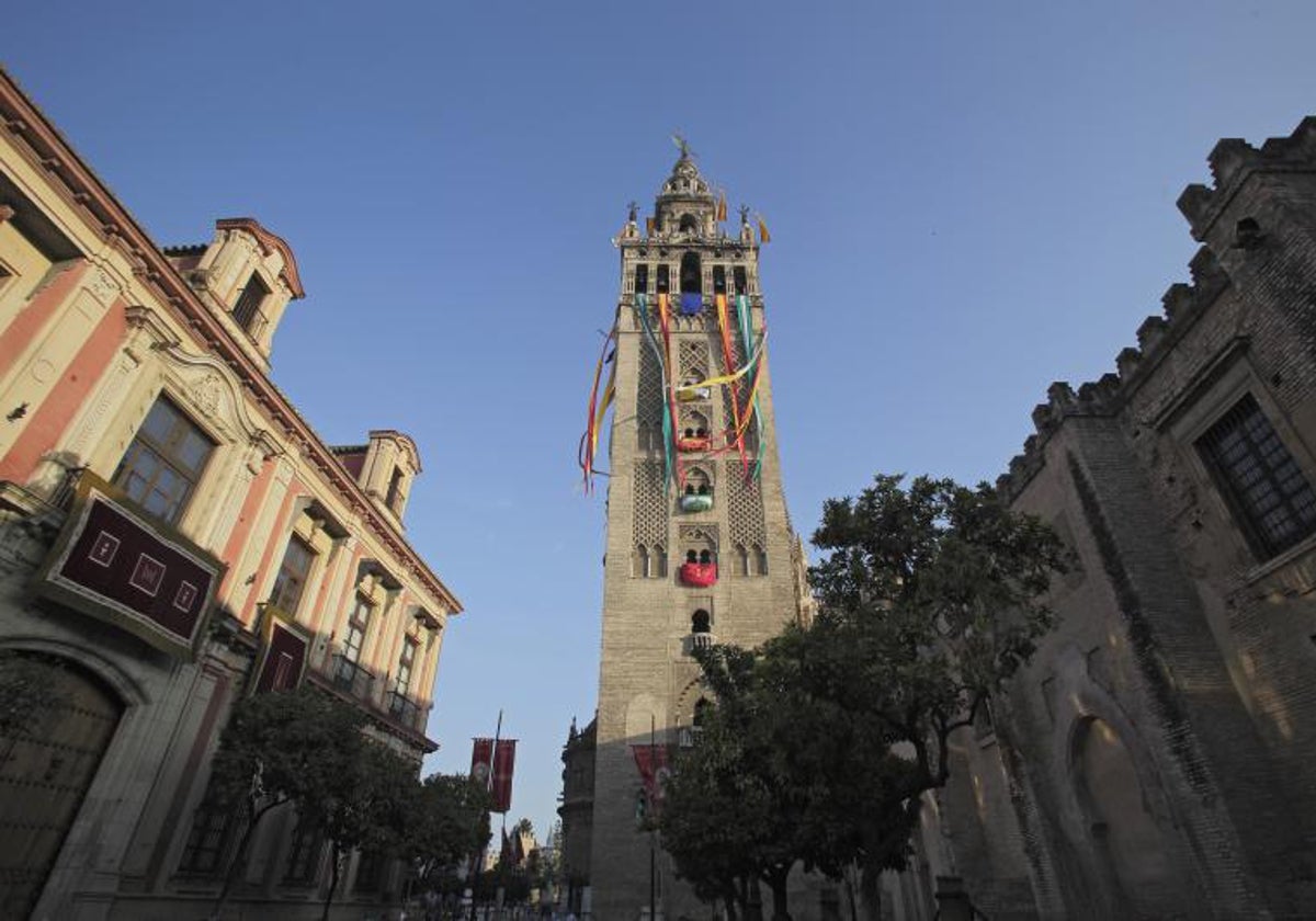 La Giralda engalanada por la proclamación de Felipe VI como Rey de España en 2014