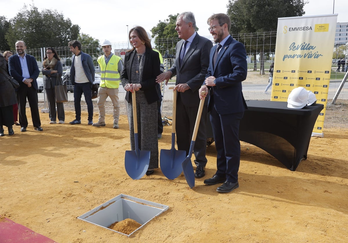 De izquierda a derecha, la consejera de Fomento, Rocío Díaz; el alcalde de Sevilla, José Luis Sanz, y el subdelegado del Gobierno, Francisco Toscano