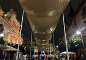 Intervienen de urgencia en los toldos de la Plaza del Salvador de Sevilla por llenarse de agua durante el temporal