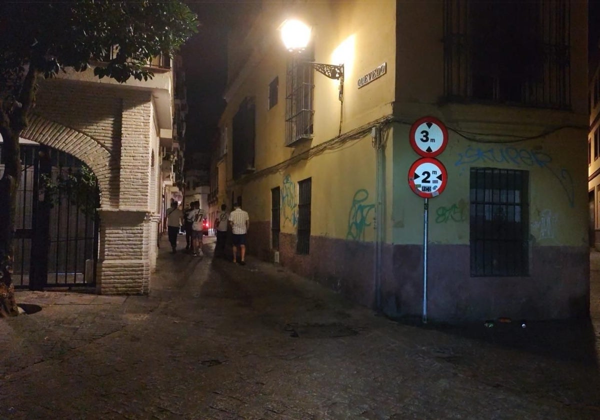 Pintadas en la esquina de la calle Cervantes con la calle Quevedo