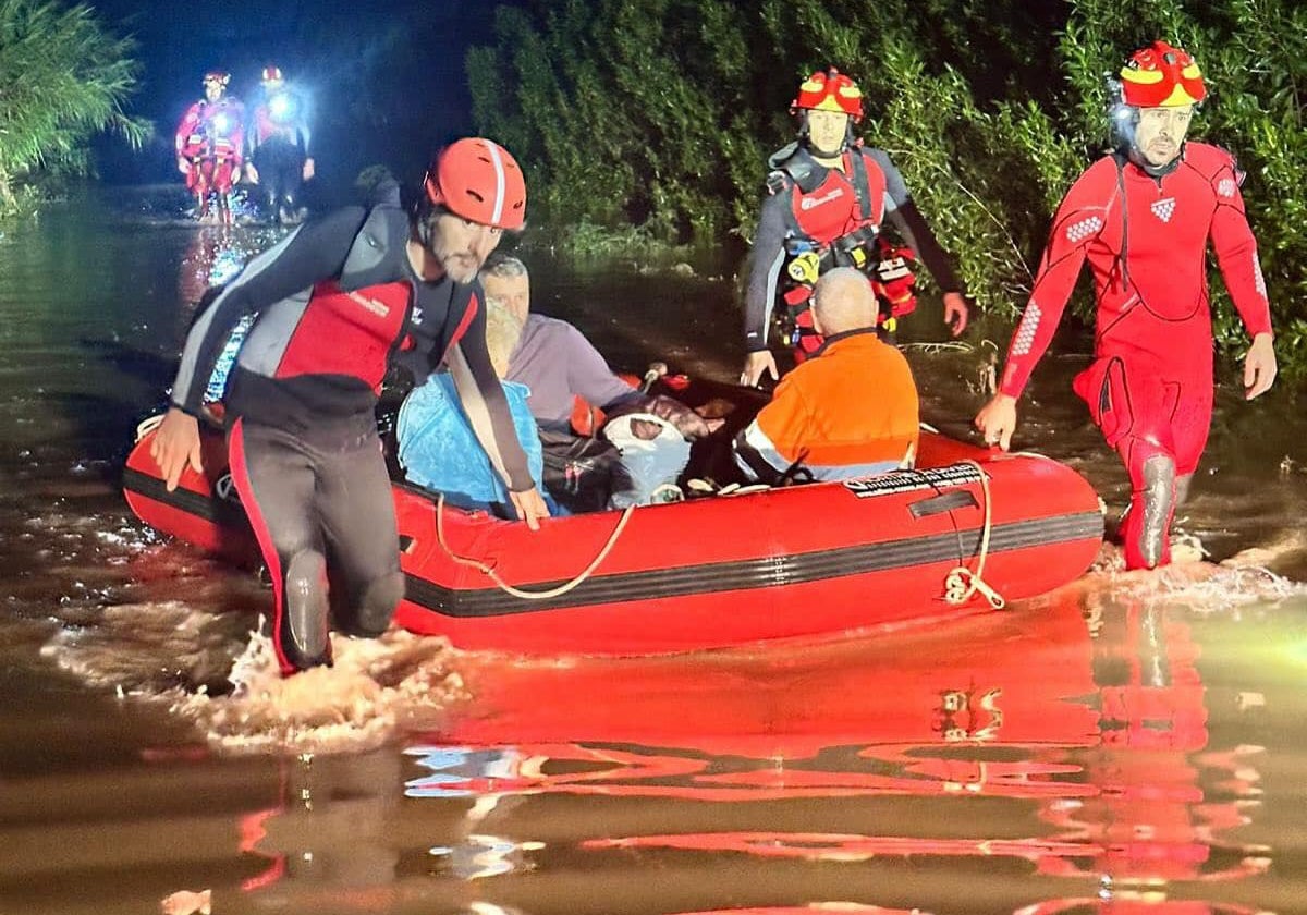 Más de una veintena de personas fueron tuvieron que ser rescatadas anoche en Los Palacios y Villafranca