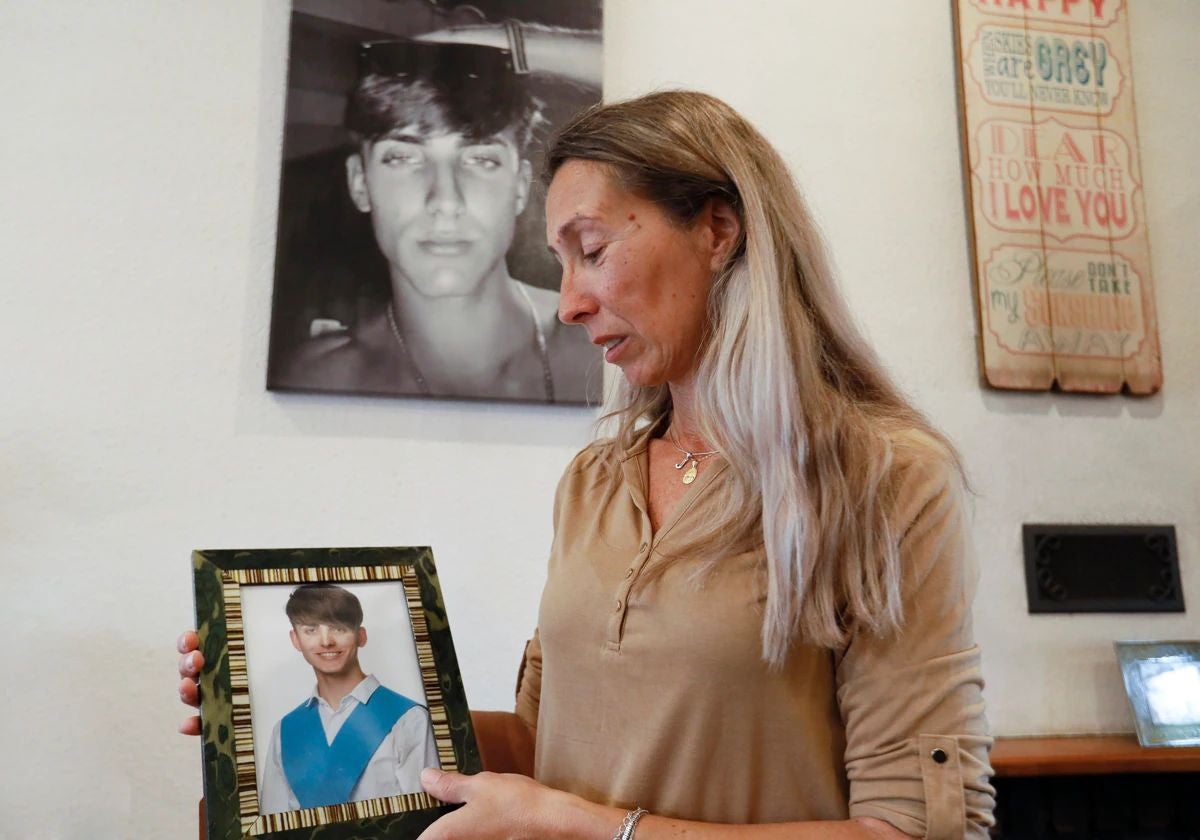 Mamen Jiménez, madre de Jesús, con un retrato de su hijo