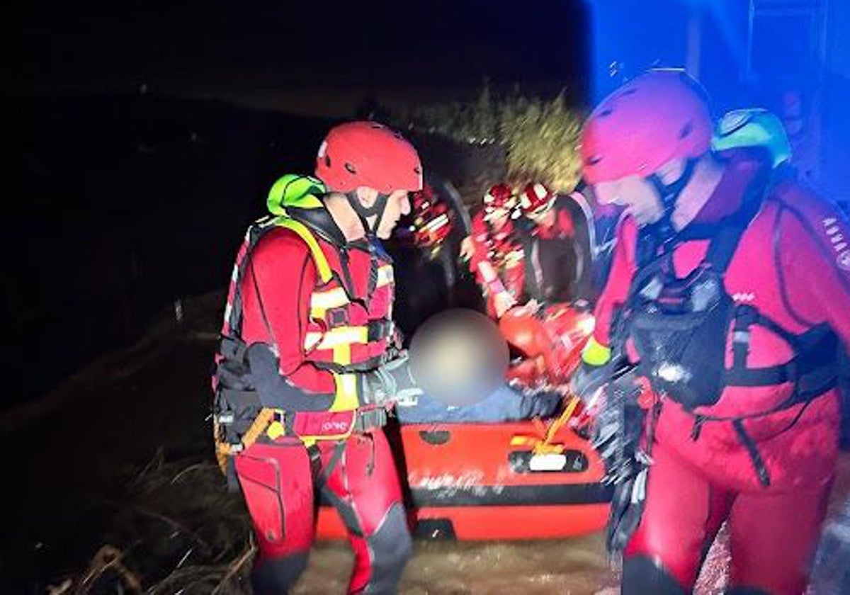 Rescate de los bomberos de un vecino de Los Palacios atrapado por las inundaciones