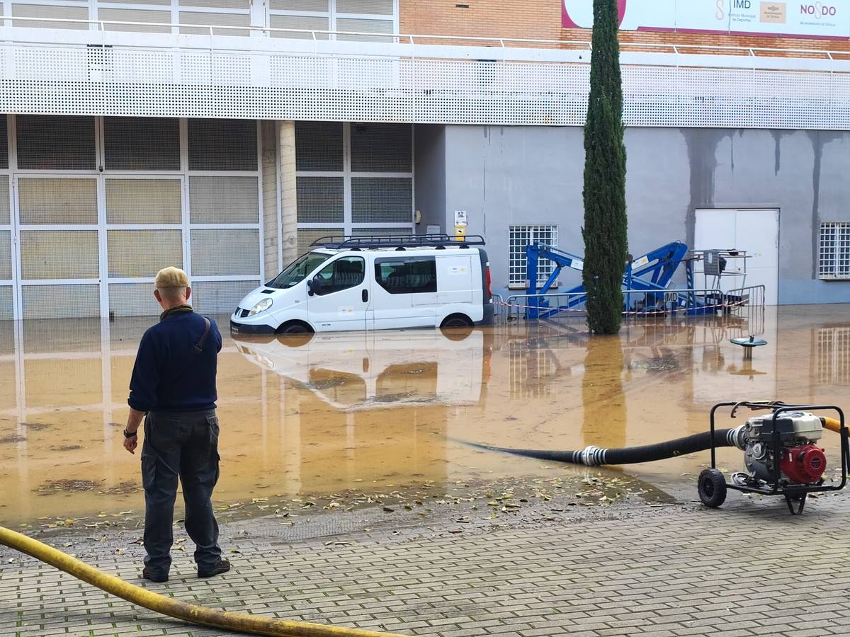 El agua ha obligado a cortar el tráfico en la zona durante varias horas