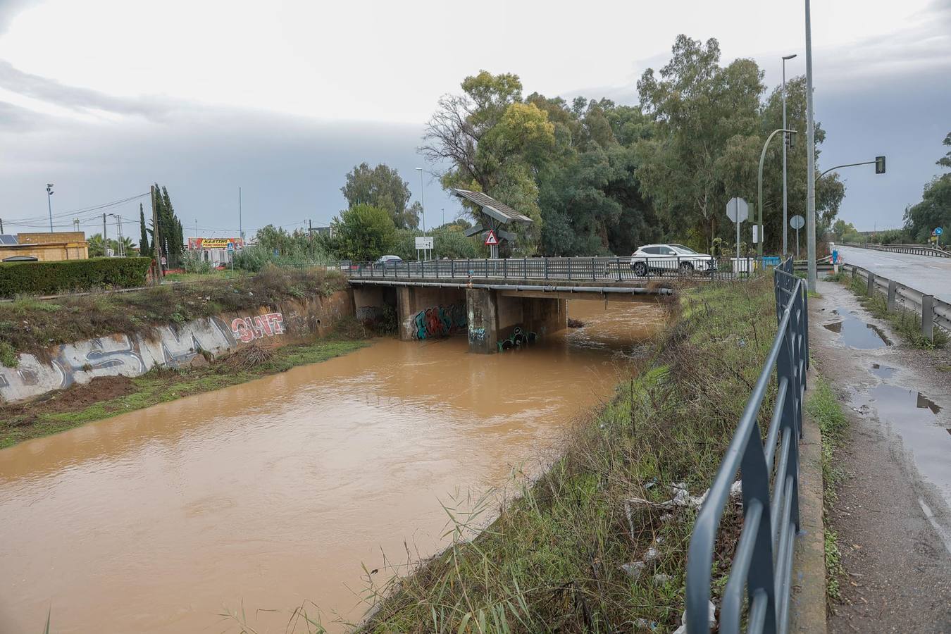 El agua ha obligado a cortar el tráfico en la zona durante varias horas