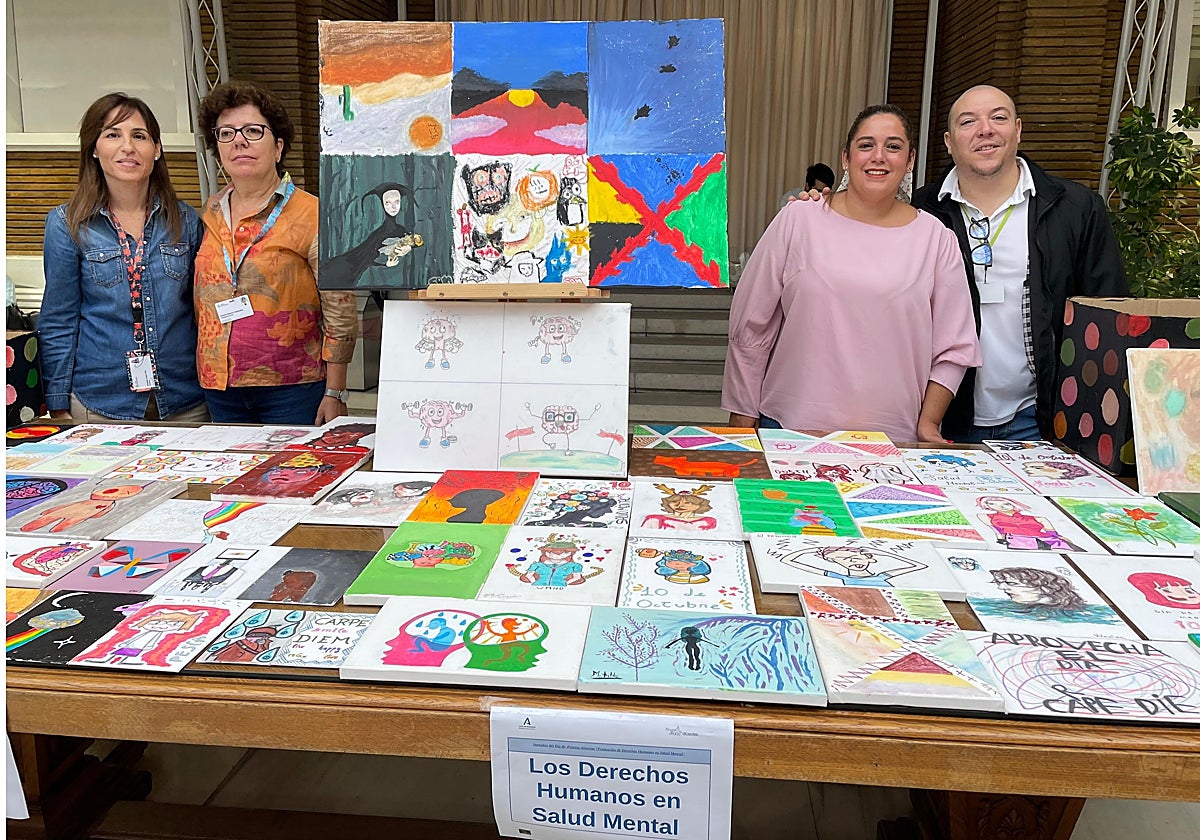 Elisabeth López, Antonia Naharro, Lourdes Moyano y Manuel Espejo junto a los dibujos de los niños que atienden en el área de Salud Mental del Virgen del Rocío de Sevilla