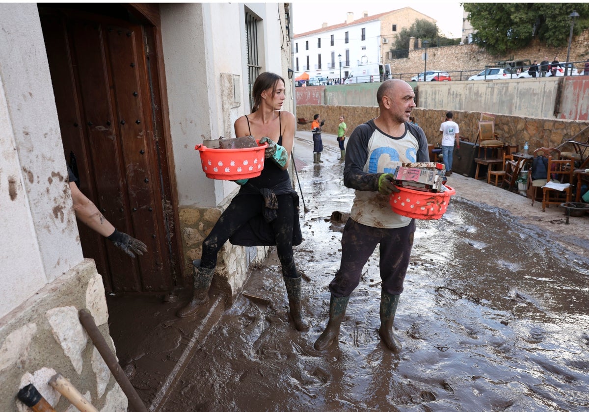 Vecinos auitan barro de las calles en Letur (Albacete)