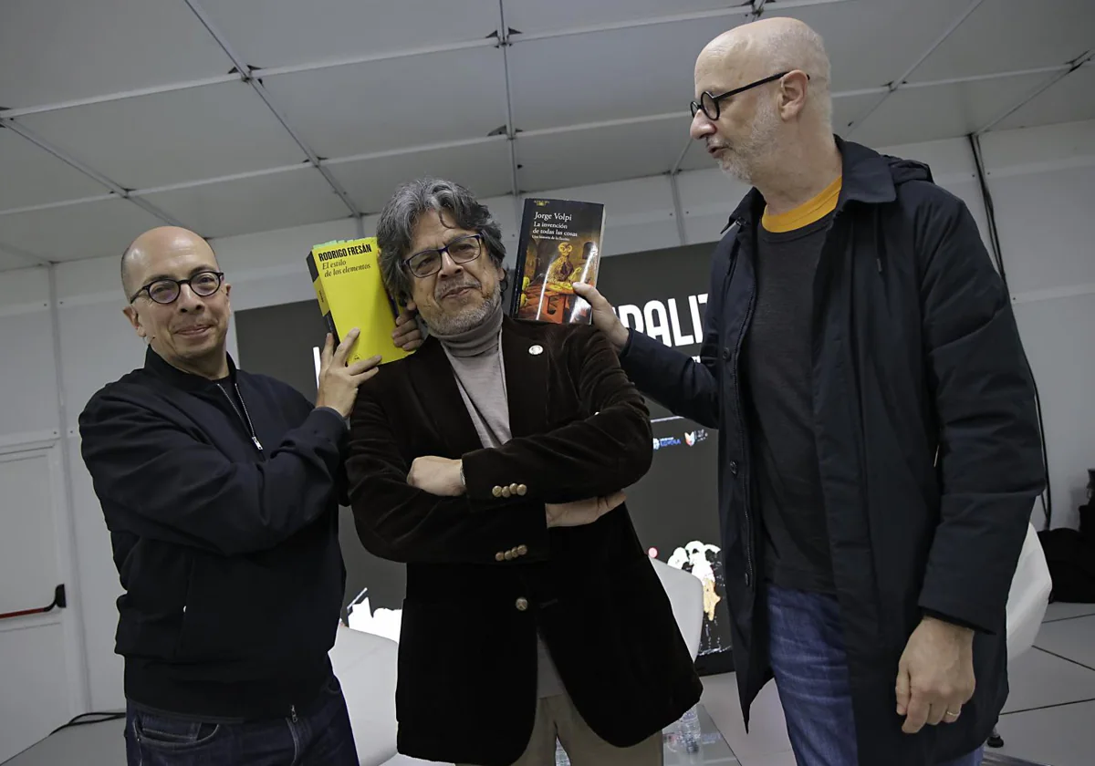 Jorge Volpi y Rodrigo Fresán bromean con Fernando Iwasaki antes de iniciarse el acto de la Feria del Libro de Sevilla