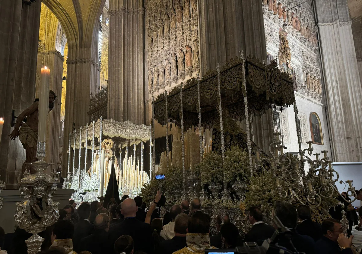 El encuentro entre las imágenes de la Estrella y el Socorro en el interior de la Catedral