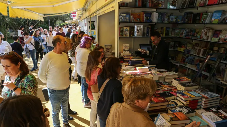 Numeroso público está llenando este sábado el recinto de la Feria del Libro de Sevilla