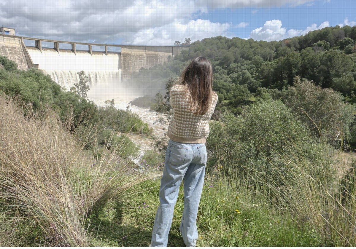 Una joven observa el pantano del Gergal, uno de los que abastecen a Sevilla